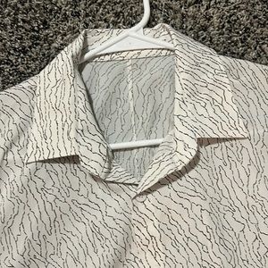 Men’s lululemon button up short sleeve patterned shirt